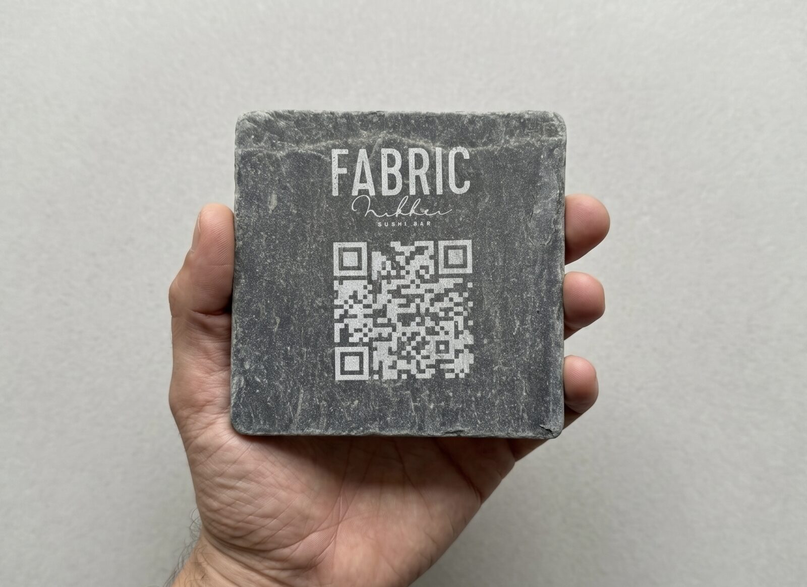 Posavasos de piedra con código QR impreso